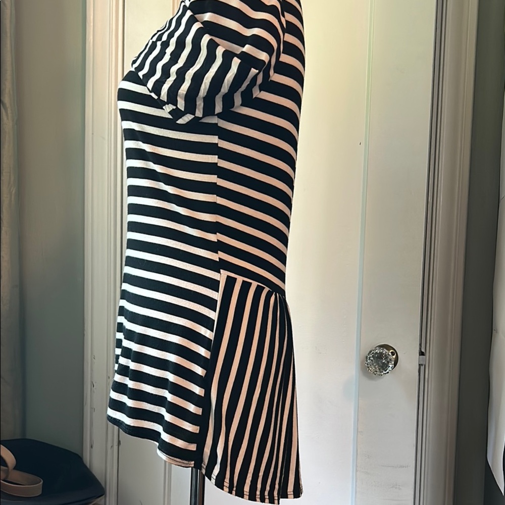 Les Amis Black and White Asymmetrical Top - Picture 3 of 11